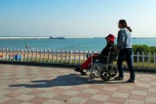 巴音郭楞八旬老人推轮椅带老伴游中国(为了方便推轮椅带老伴出门)