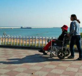 巴音郭楞八旬老人推轮椅带老伴游中国(为了方便推轮椅带老伴出门)