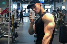 巴音郭楞肌肉男模(肌肉男模拟器)