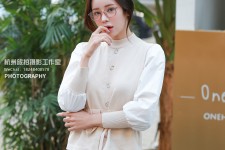 巴音郭楞兼职模特被摄影师亲(兼职模特被摄影师亲了)