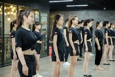 巴音郭楞兼职模特进修班(学生怎么兼职模特)