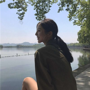 巴音郭楞私人伴游网带你看到天际，白色盐湖无际，蓝色天空无边