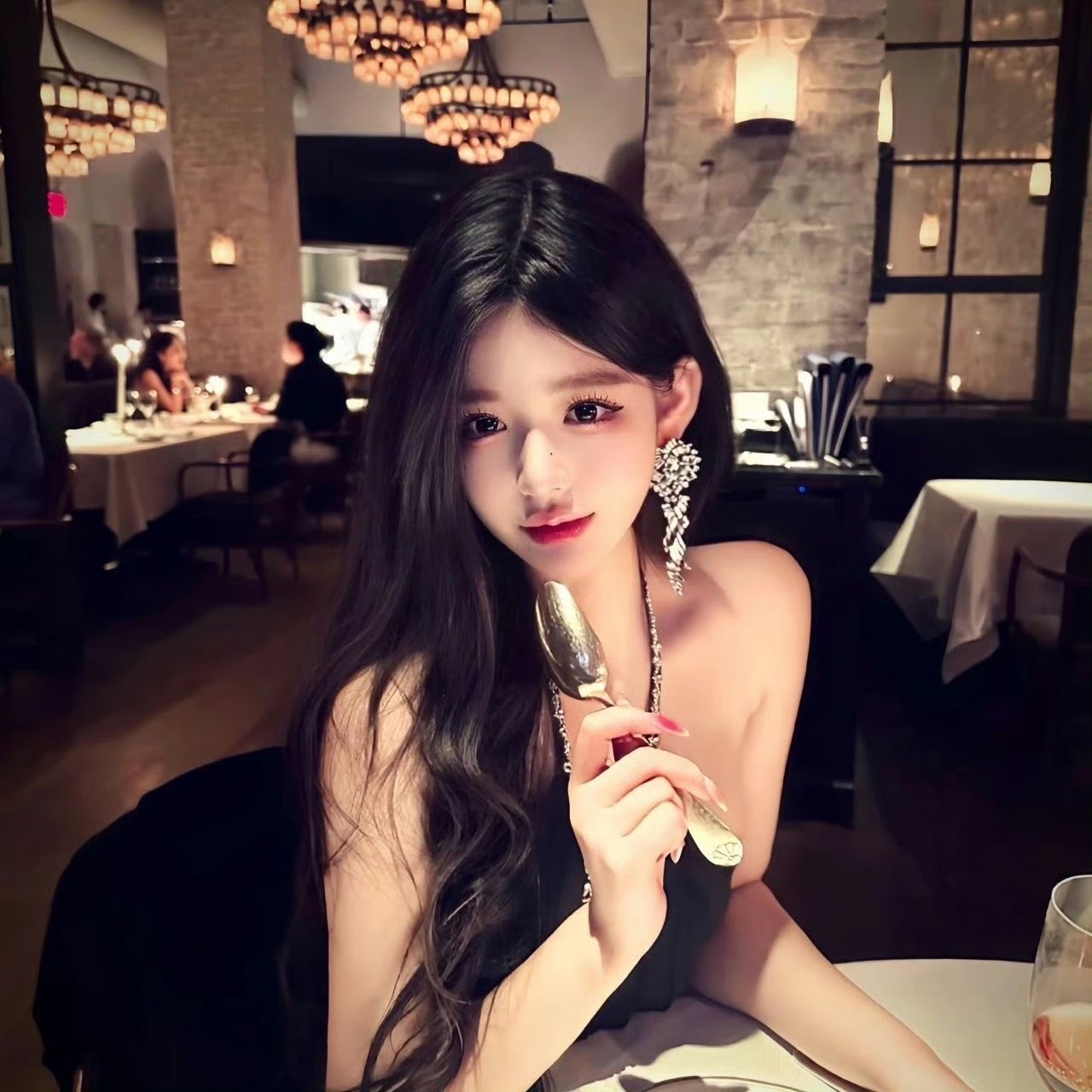 巴音郭楞伴游女生蓝盈盈的资料