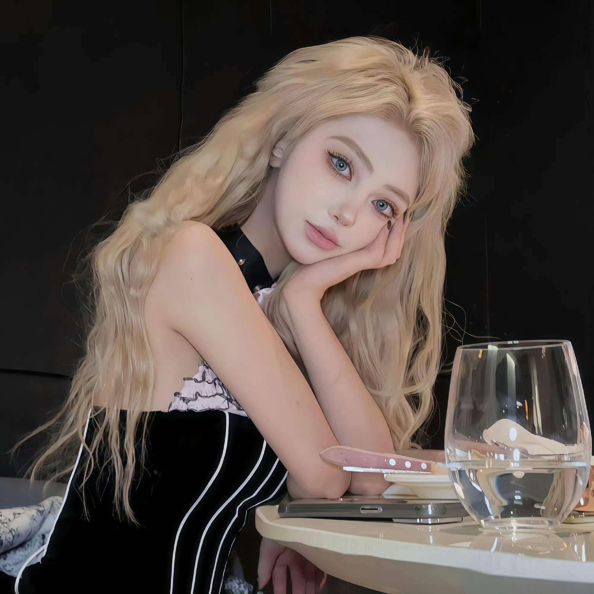 巴音郭楞伴游女生晨露的资料