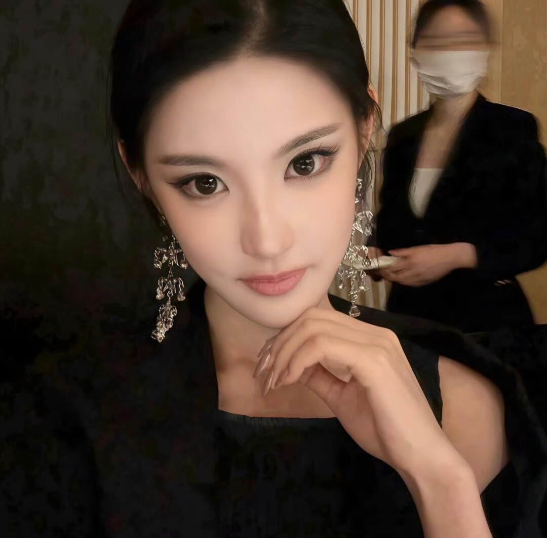 巴音郭楞伴游女生 | Isabella Chen的资料
